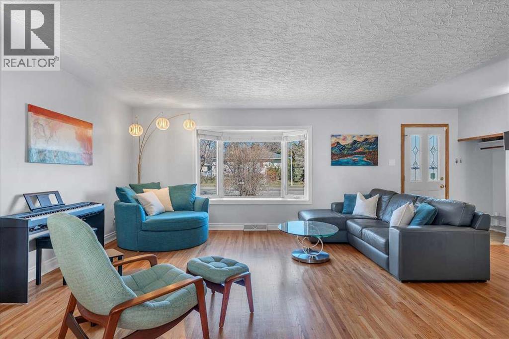 568 Northmount Drive NW