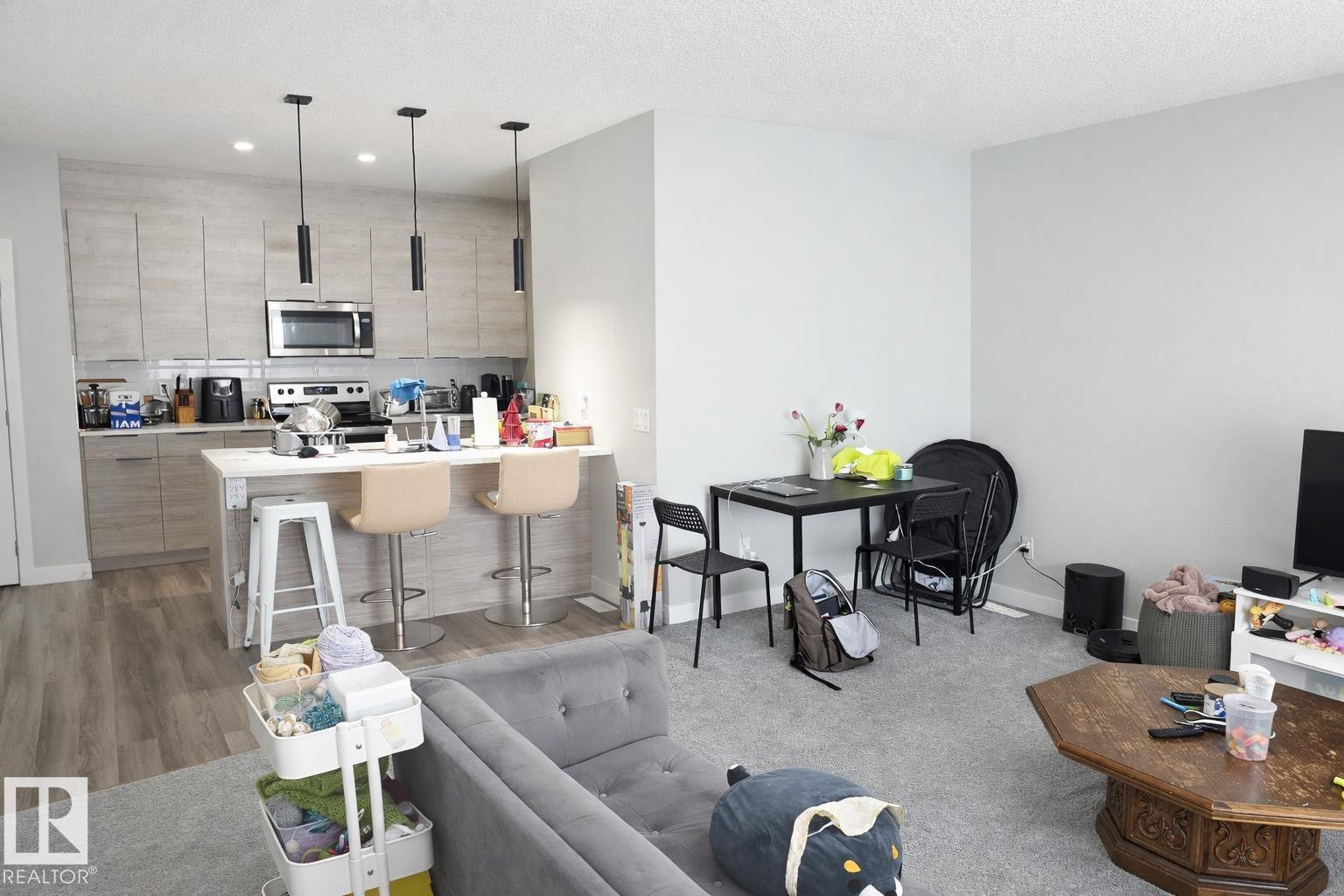 7113 / 7115 106 ST NW