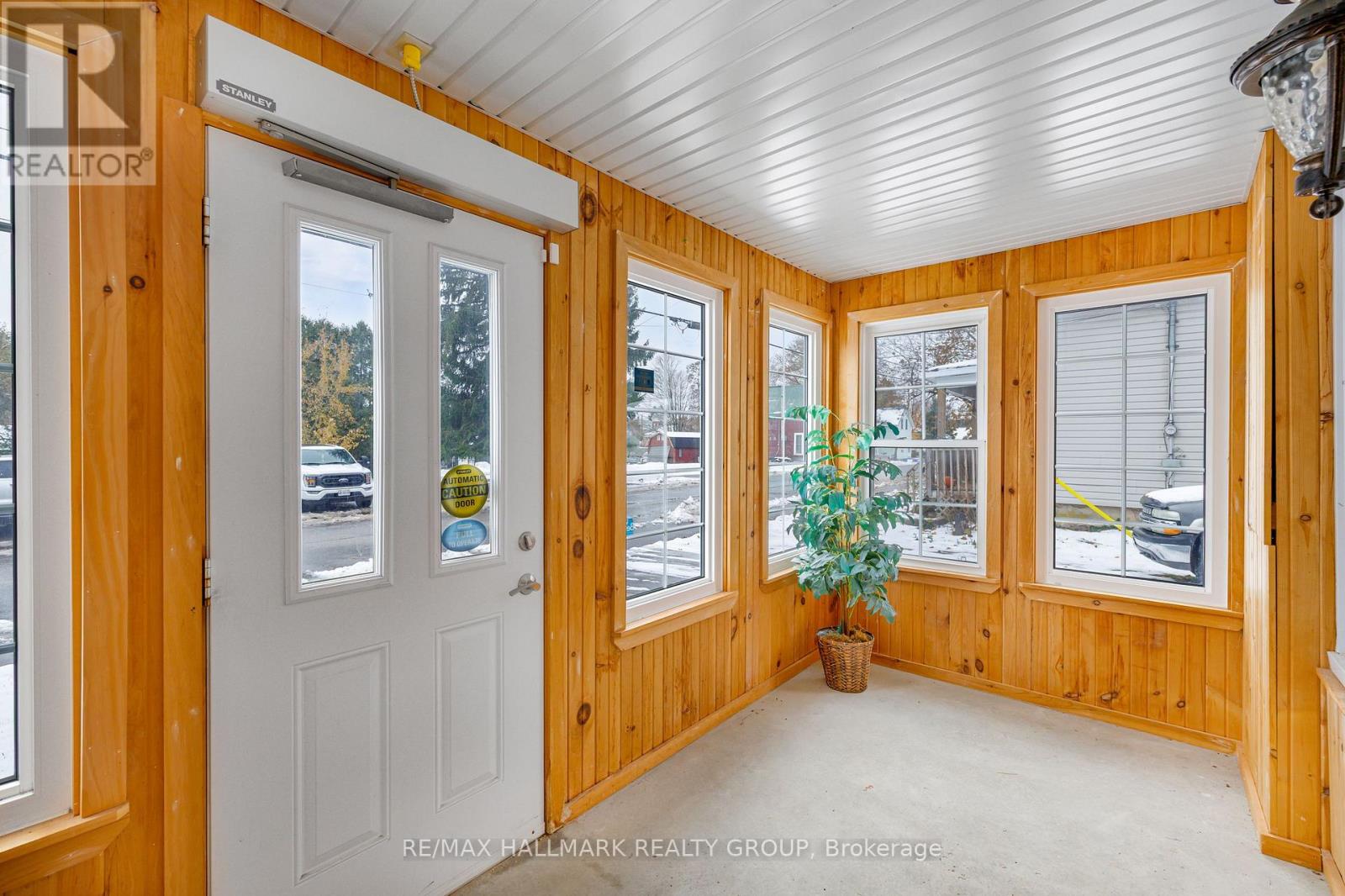 10 WELLINGTON STREET E