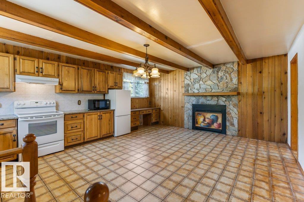 15922 105 AV NW