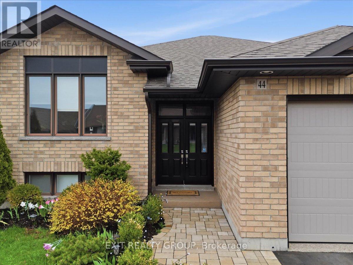 44 LIBERTY CRESCENT - Photo 2