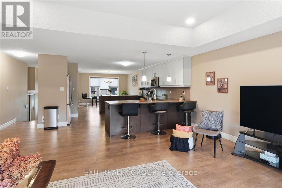 44 LIBERTY CRESCENT - Photo 4