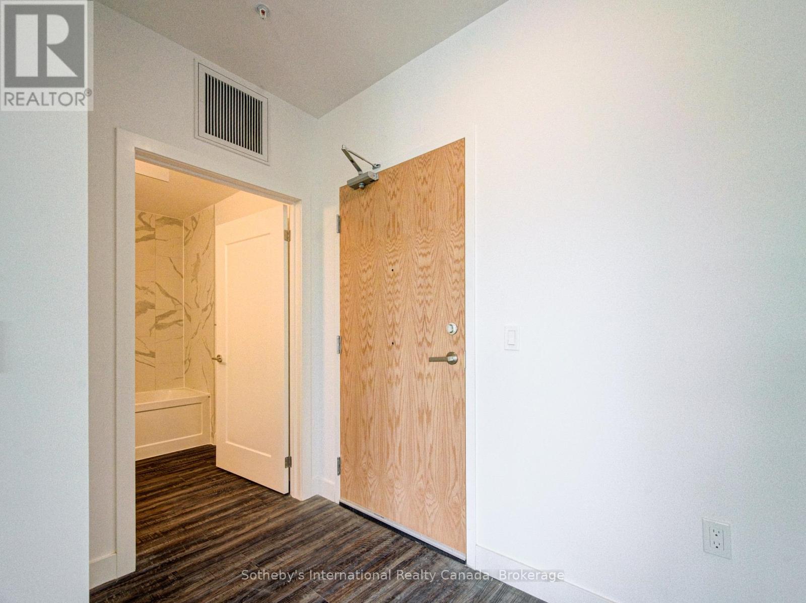 402 - 408 DUNDAS STREET S