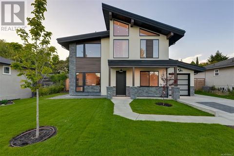 1624 Warren Gdns Victoria BC V8S1T1
