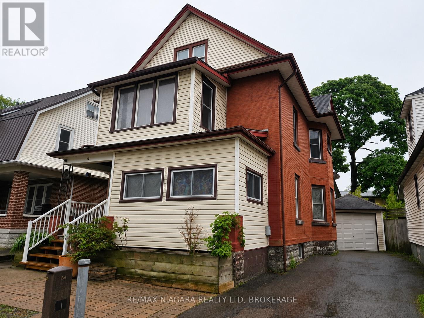 2 - 23 AVENUE PLACE