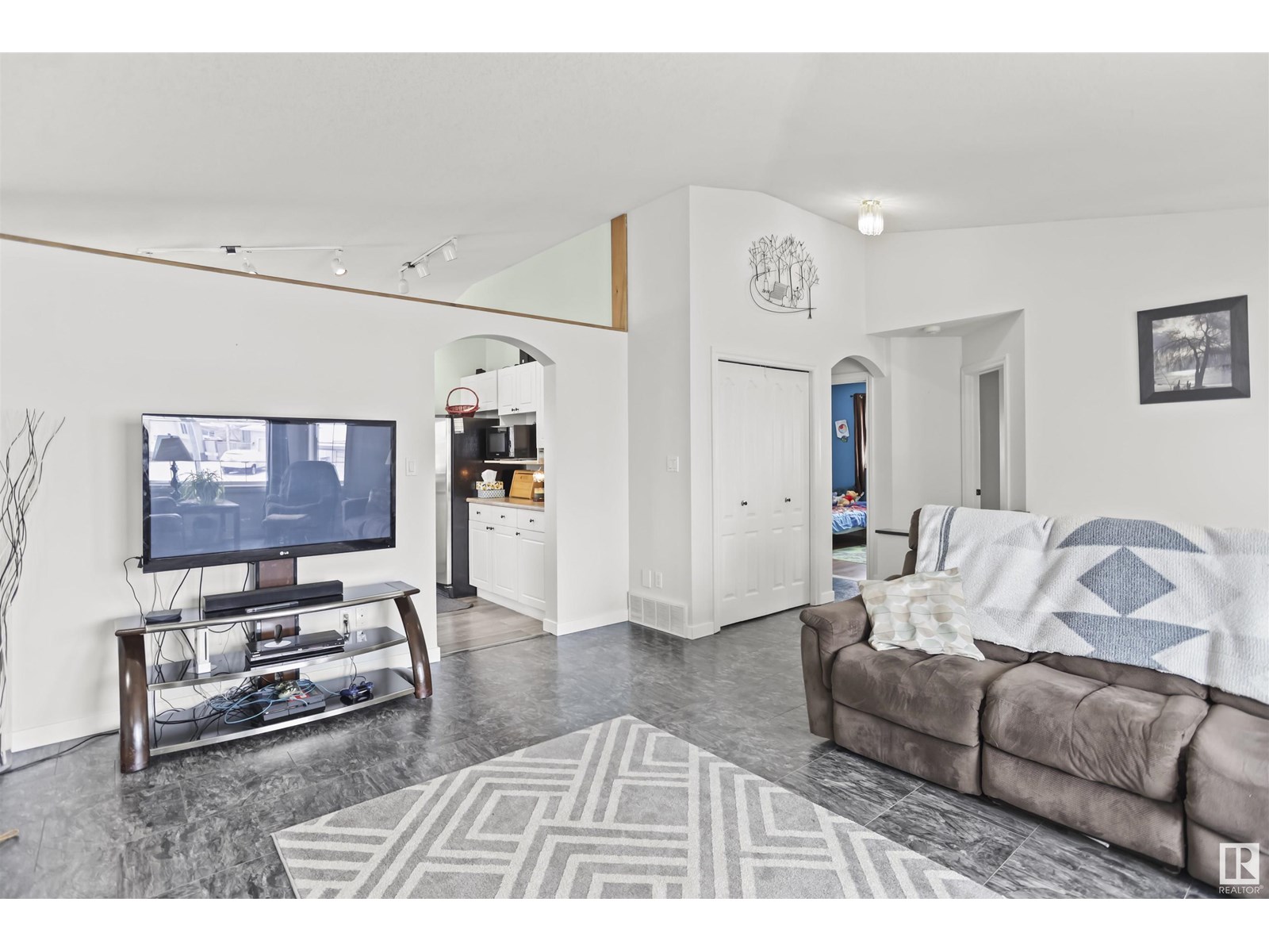606 KANANASKIS PL