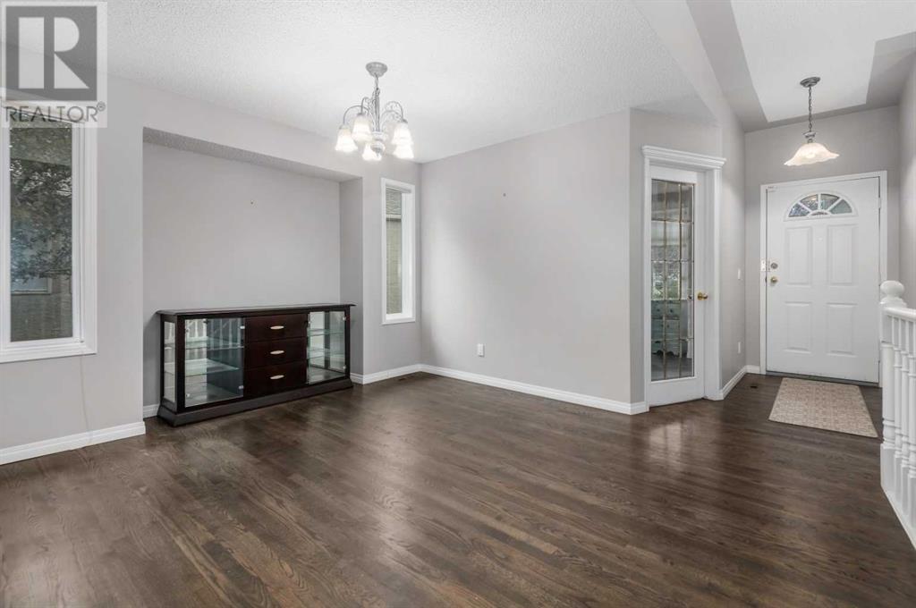 220 Silver Creek Mews NW