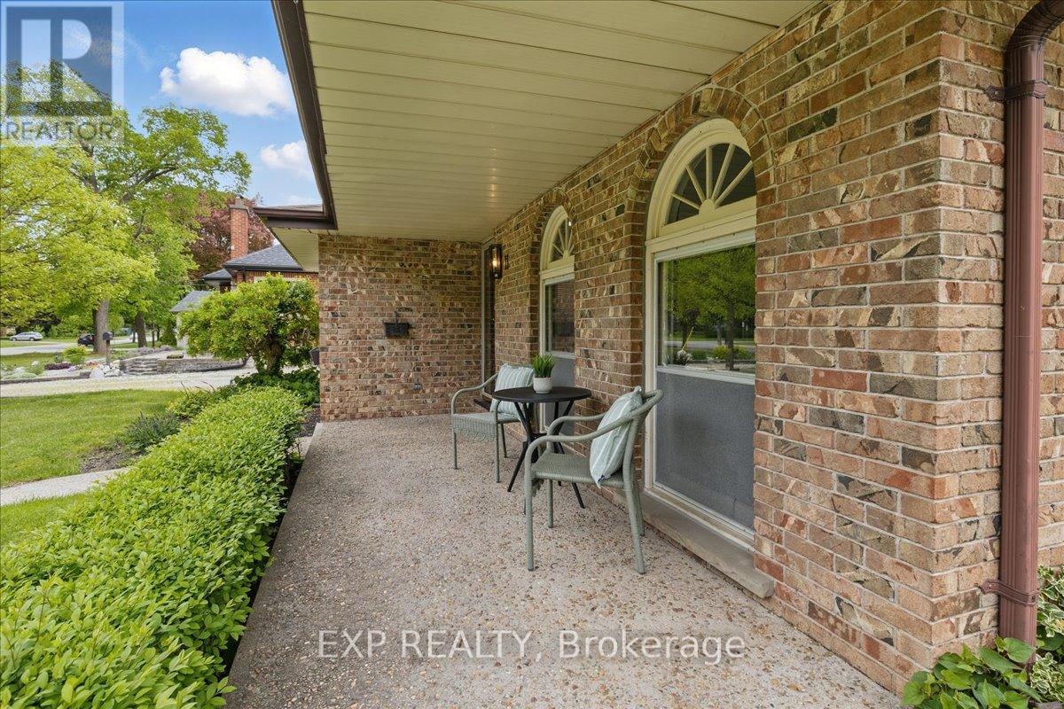 11 GLENWOOD DRIVE