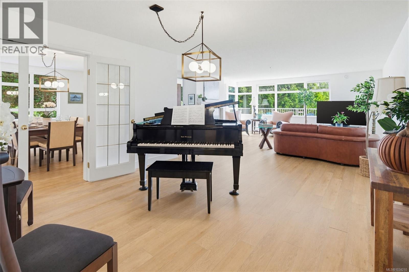 209 5110 Cordova Bay Rd