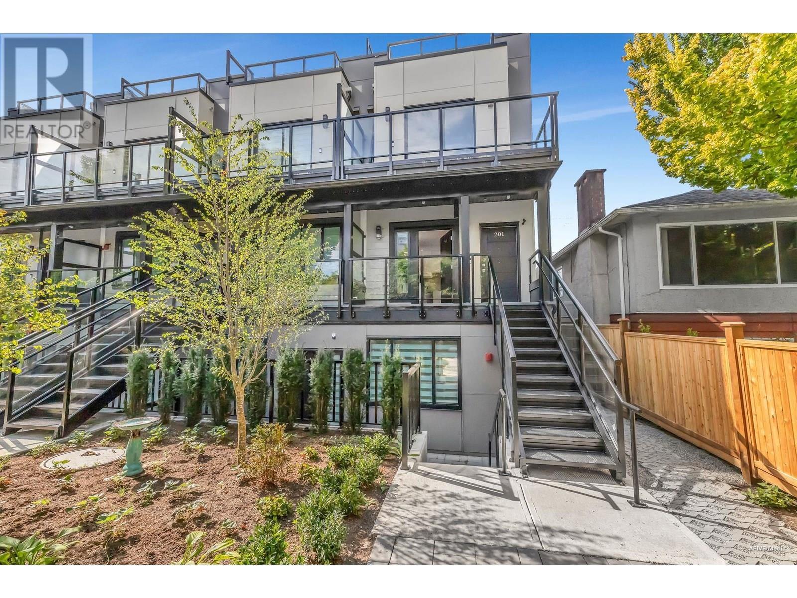 101 2122 E 32ND AVENUE