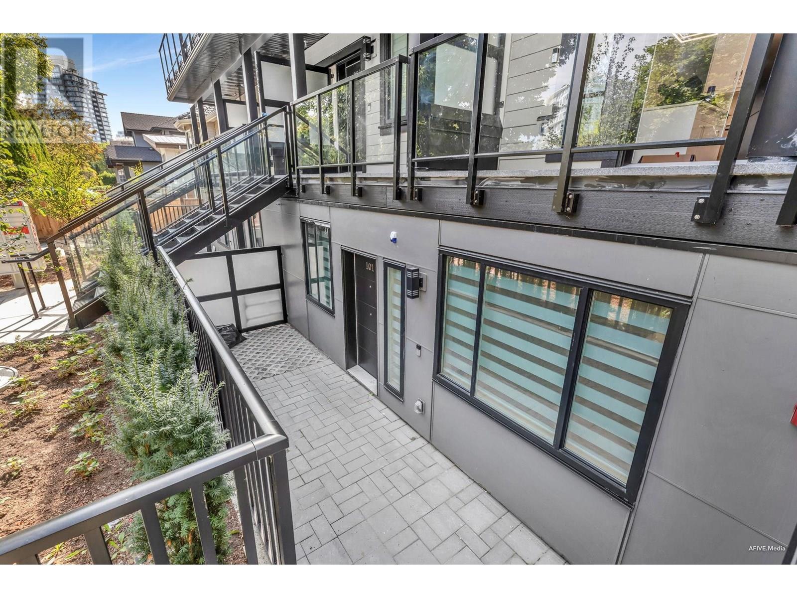 101 2122 E 32ND AVENUE