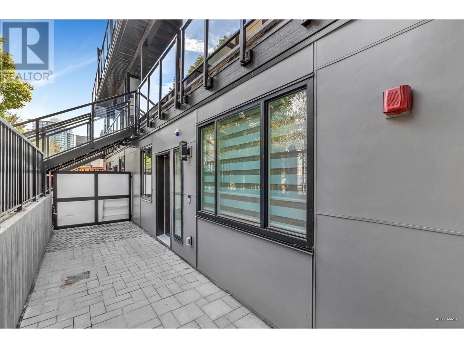 101 2122 E 32ND AVENUE