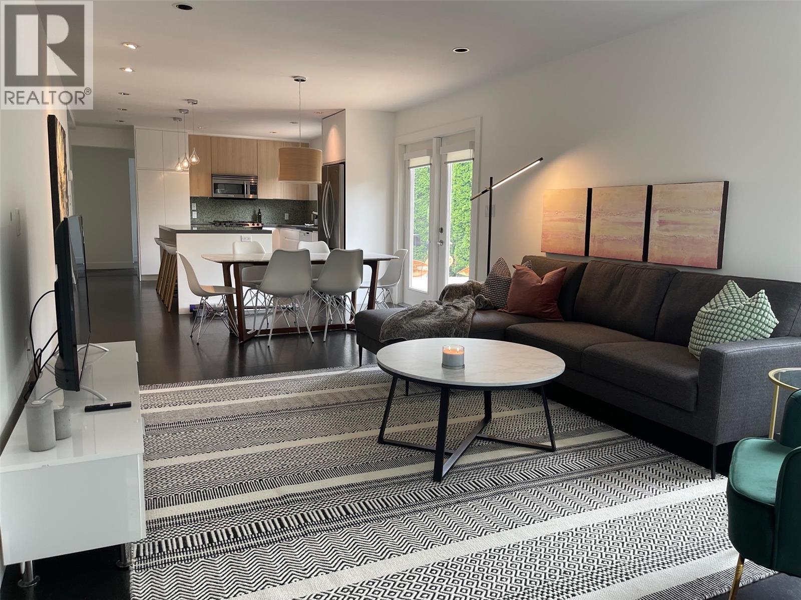 751 + 753 Martin Avenue N