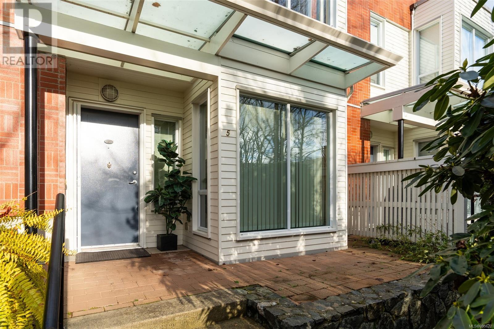 5 370 Waterfront Cres