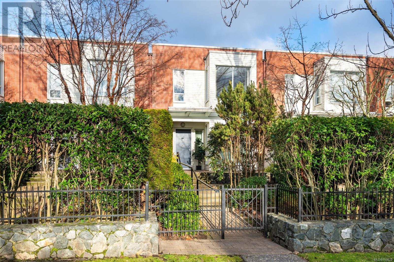 5 370 Waterfront Cres
