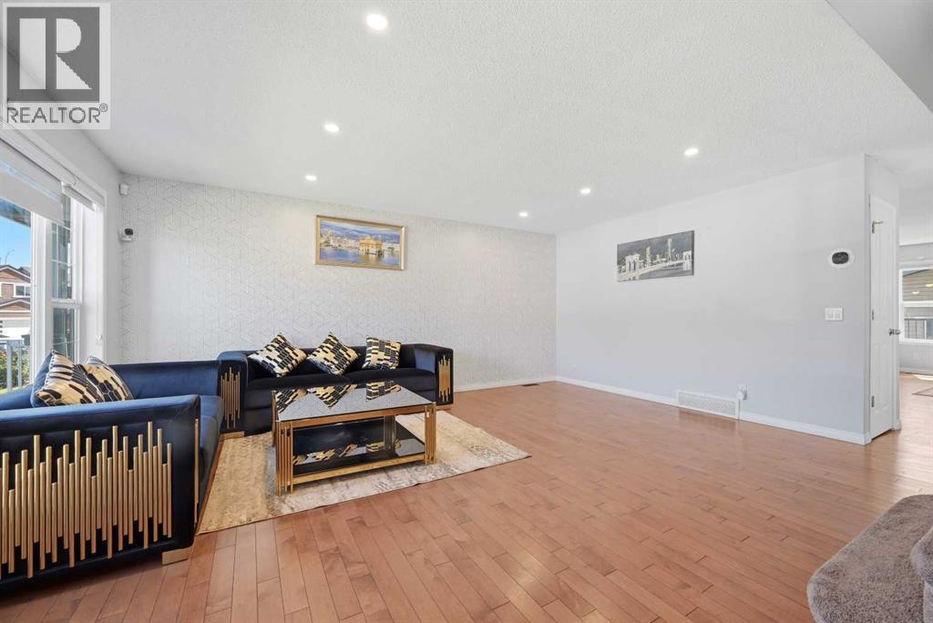 33 Saddlecrest Close NE