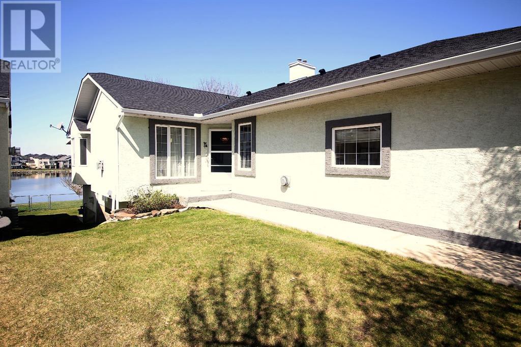 14 Strathmore Lakes Bay