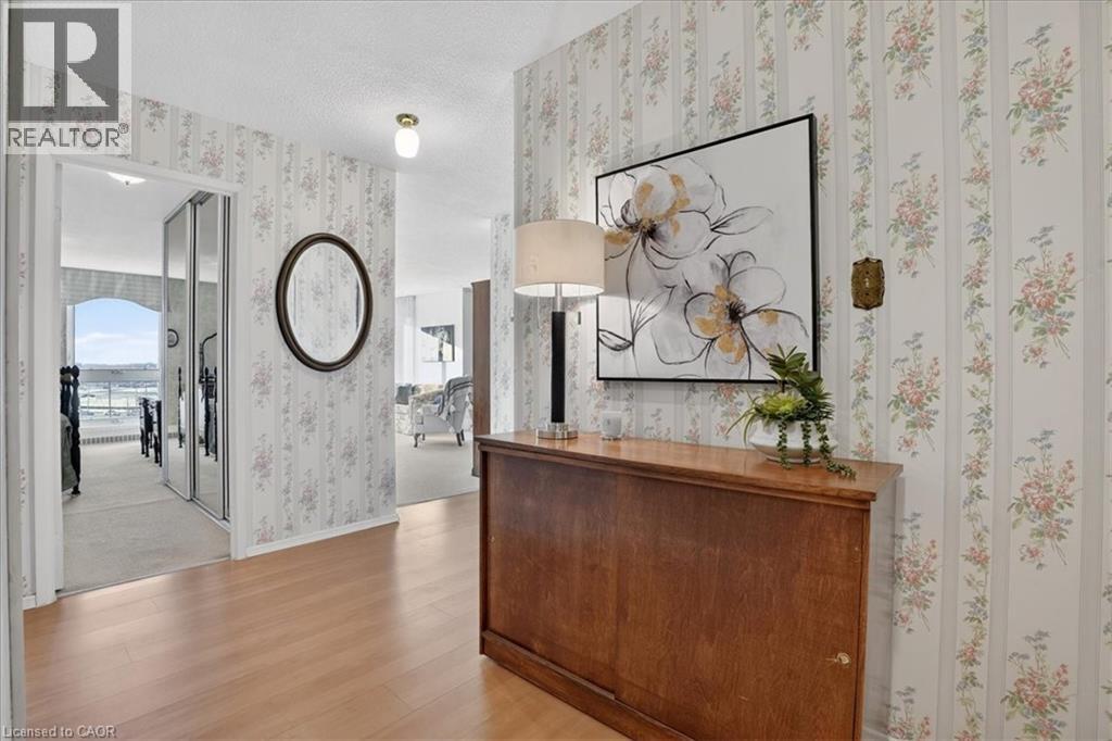 19 WOODLAWN Road E Unit# 706