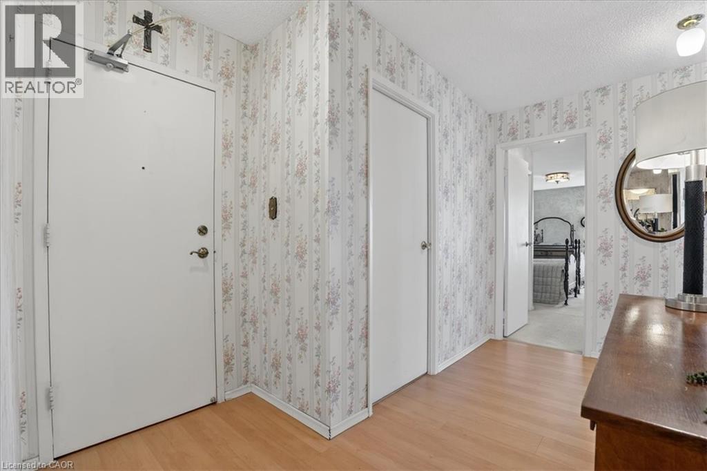 19 WOODLAWN Road E Unit# 706