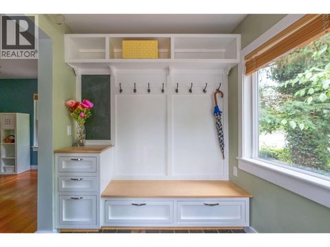 1075 GLADWIN DRIVE North Vancouver BC V7R1A1