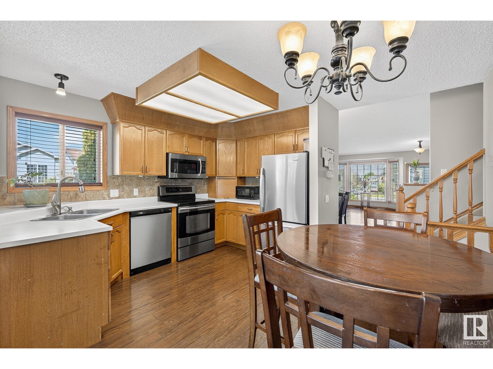 3627 40 AV NW