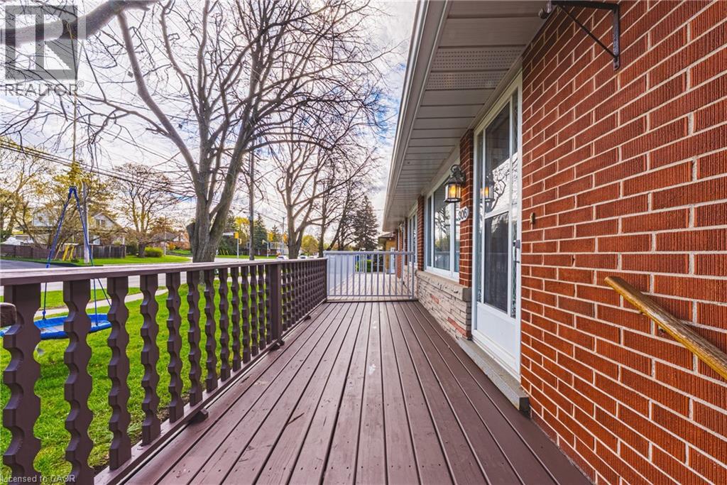 306 VICTORIA Road N