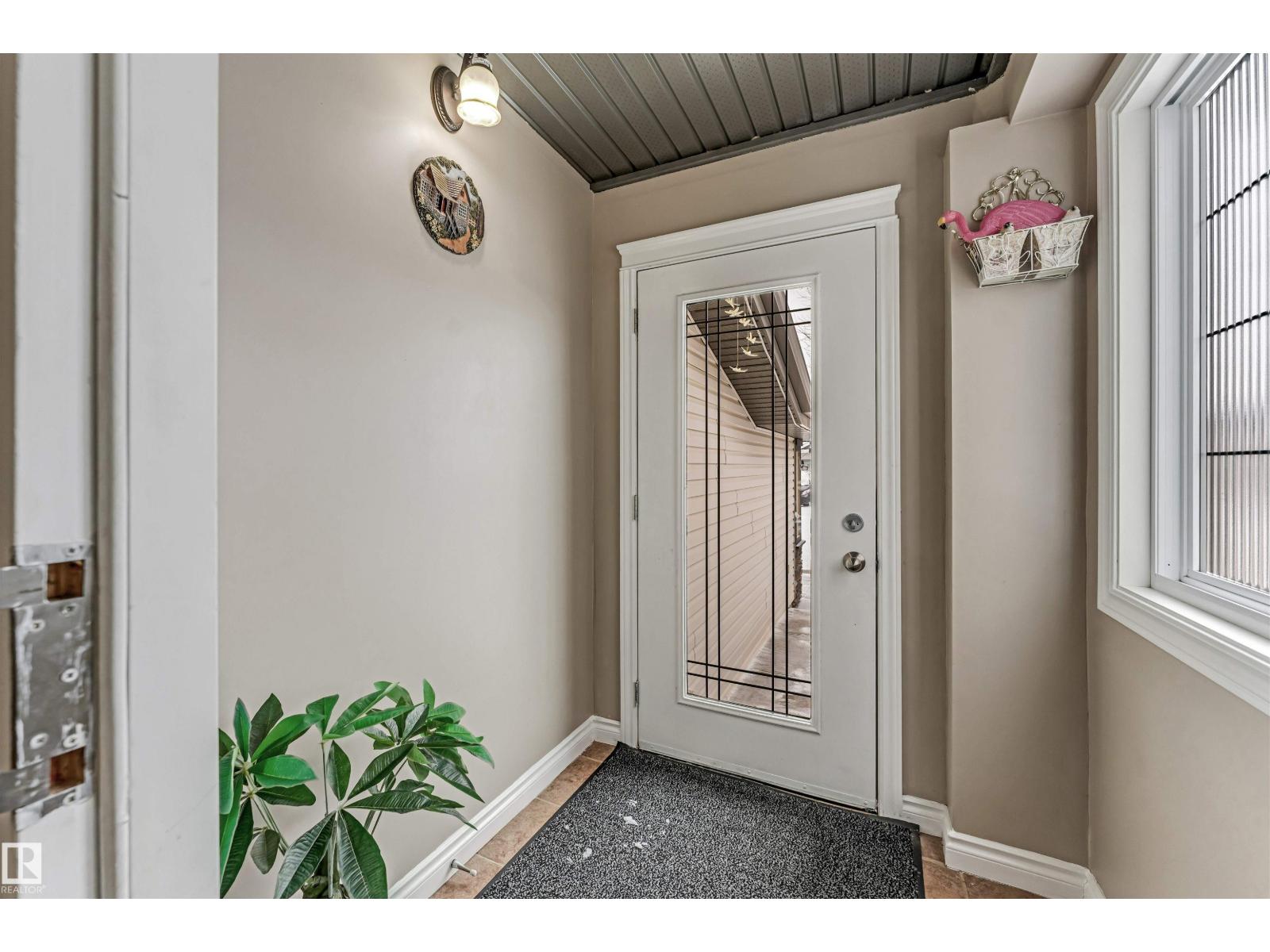 3236 26 AV NW