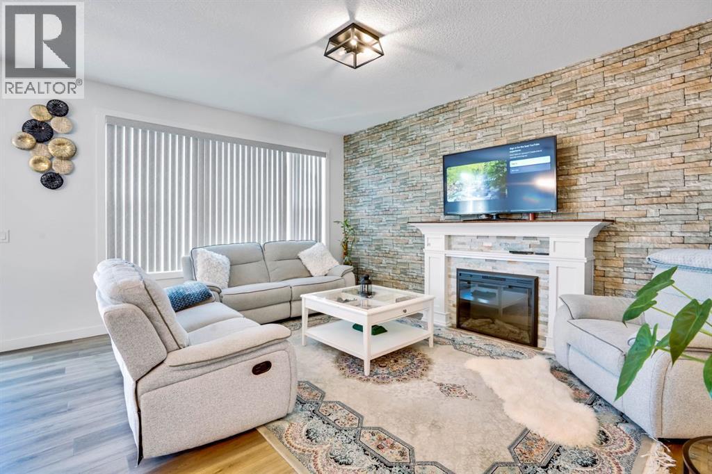 353 Walcrest View SE