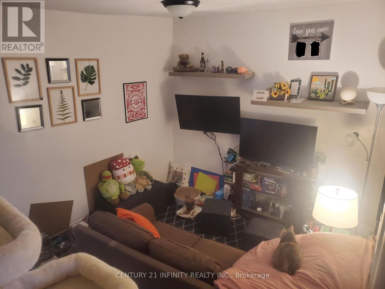 2 - 134 SIMCOE STREET S