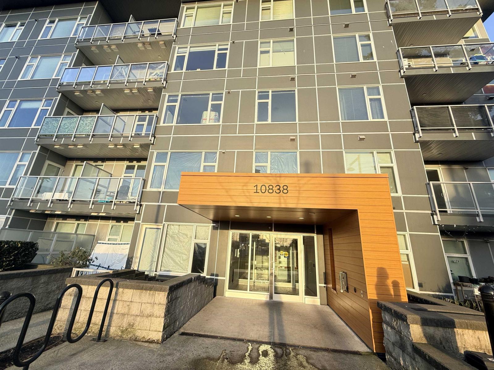 213 10838 WHALLEY BOULEVARD