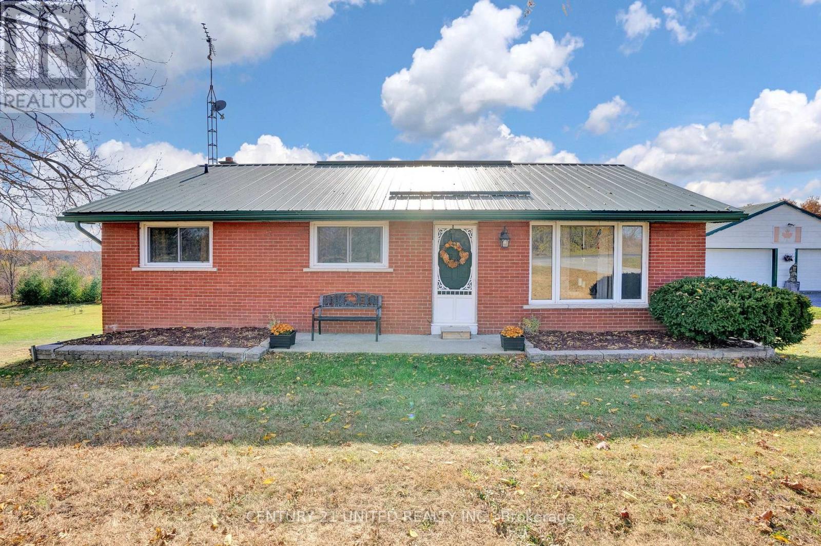Photo 1 of 31 — 1976 FISH LAKE ROAD, Prince Edward County (Sophiasburg Ward), ON K0K1W0