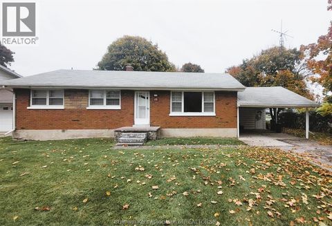 15 Lawrence STREET Wallaceburg ON N8A2B1