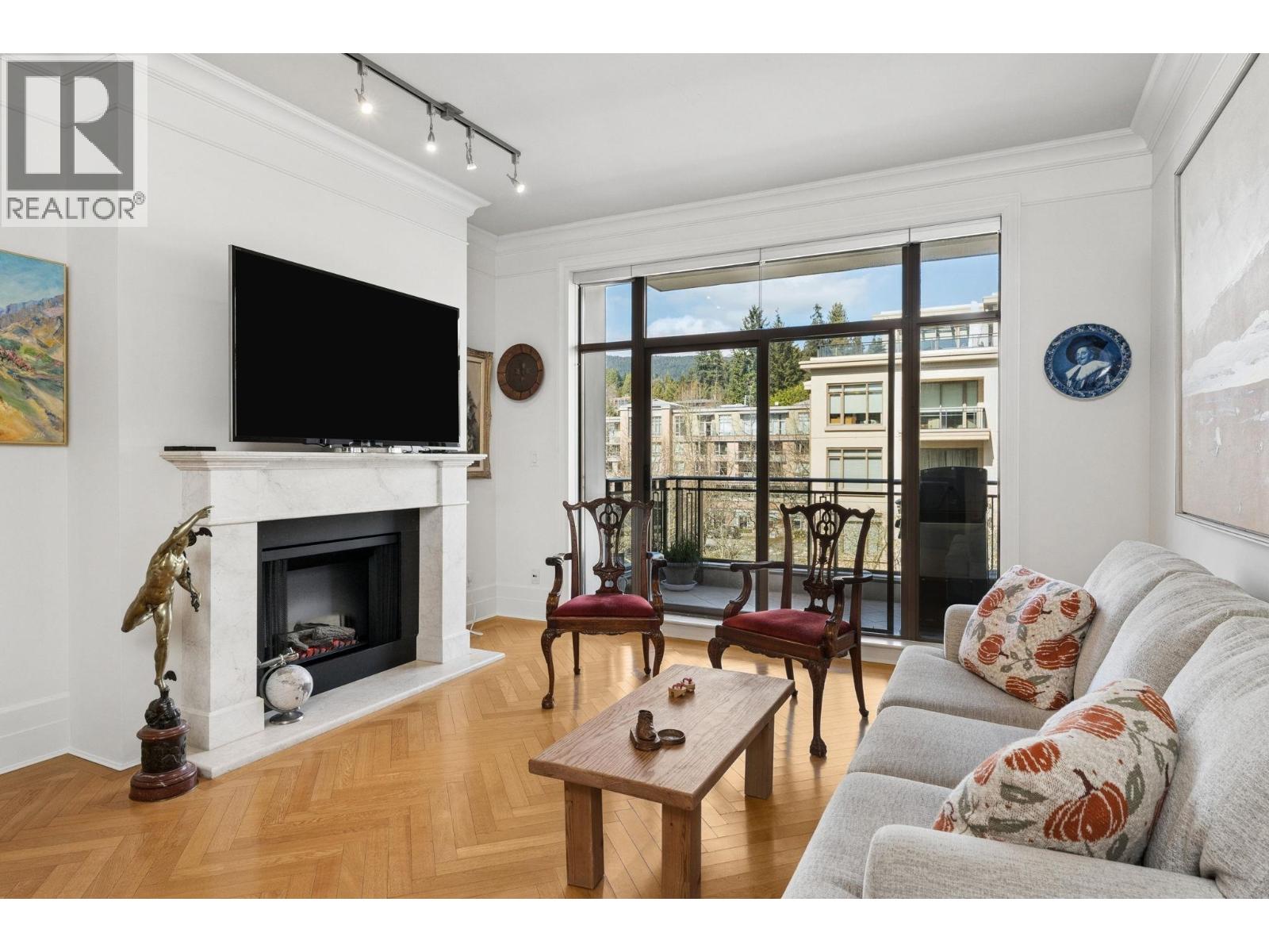 300 568 WATERS EDGE CRESCENT