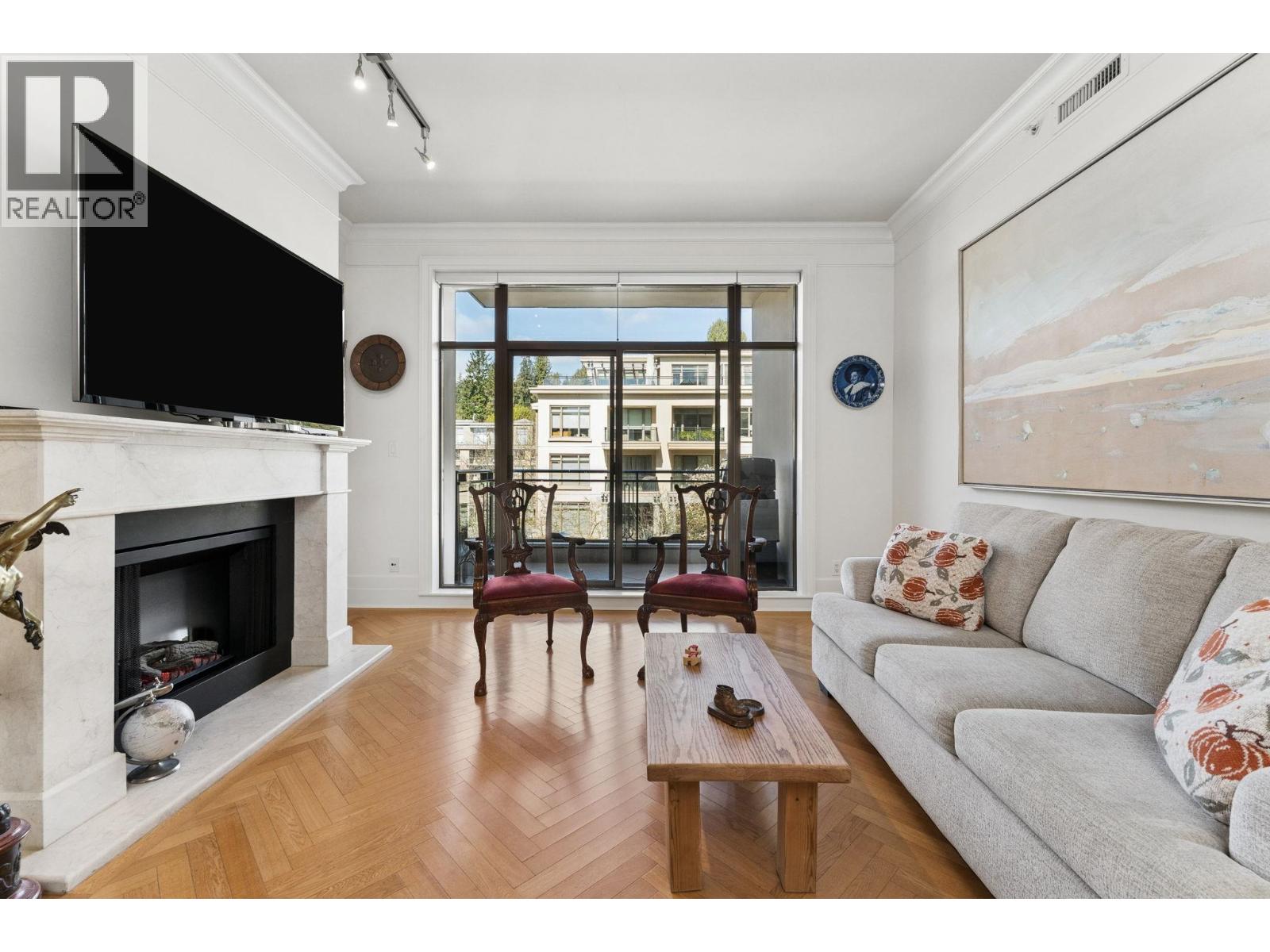 300 568 WATERS EDGE CRESCENT