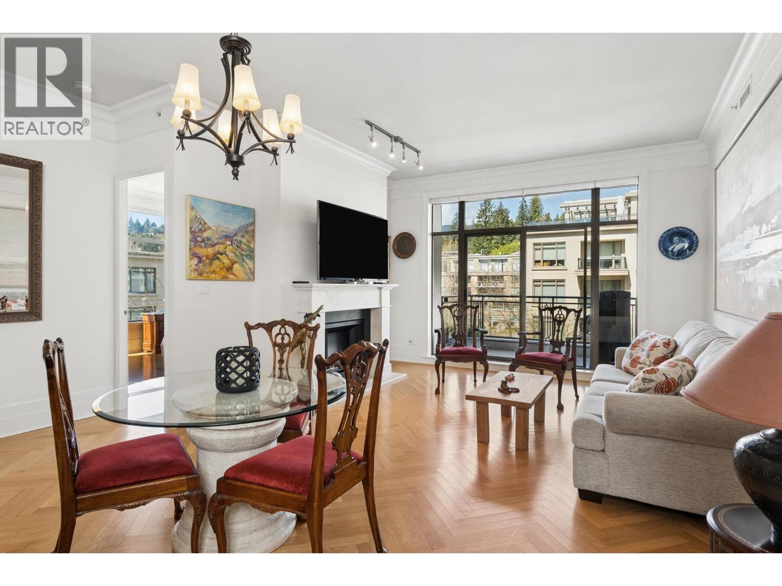 300 568 WATERS EDGE CRESCENT