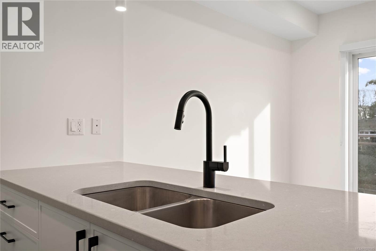 412 1102 Esquimalt Rd