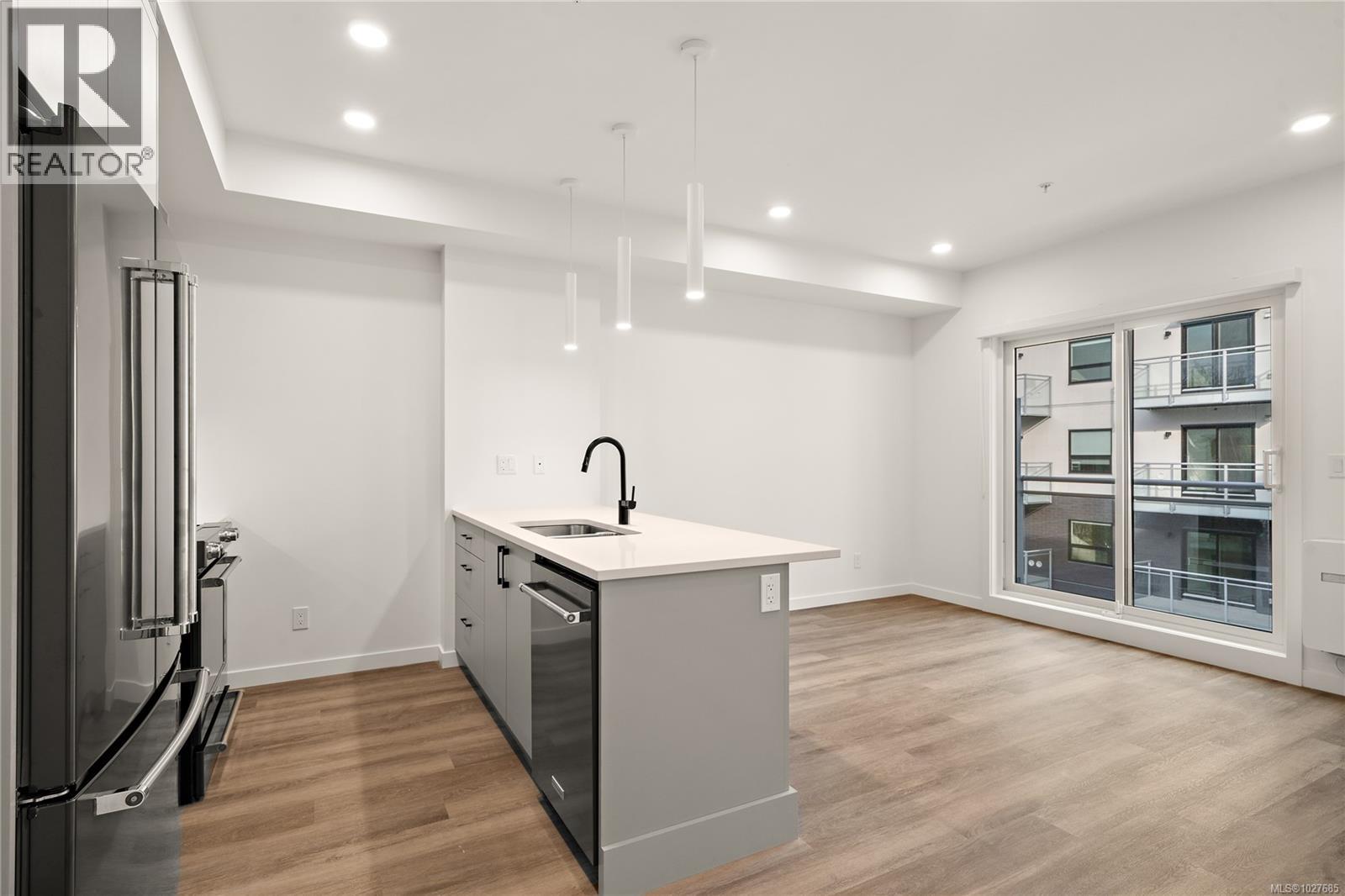 412 1102 Esquimalt Rd