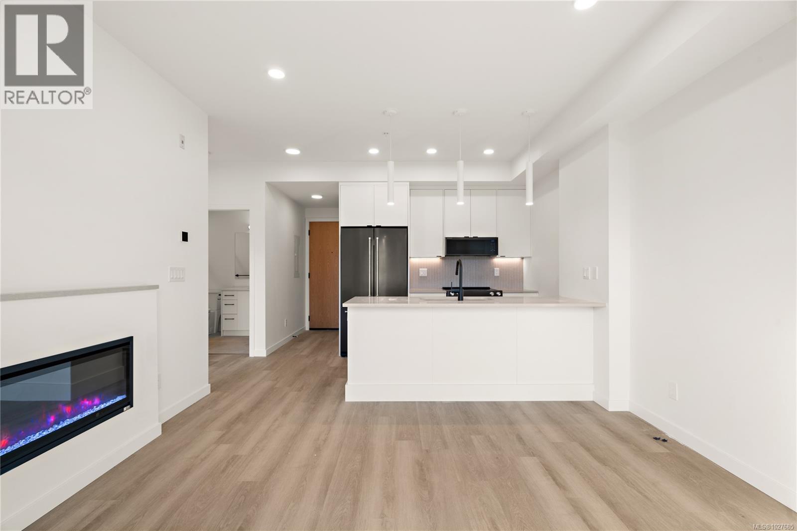 412 1102 Esquimalt Rd