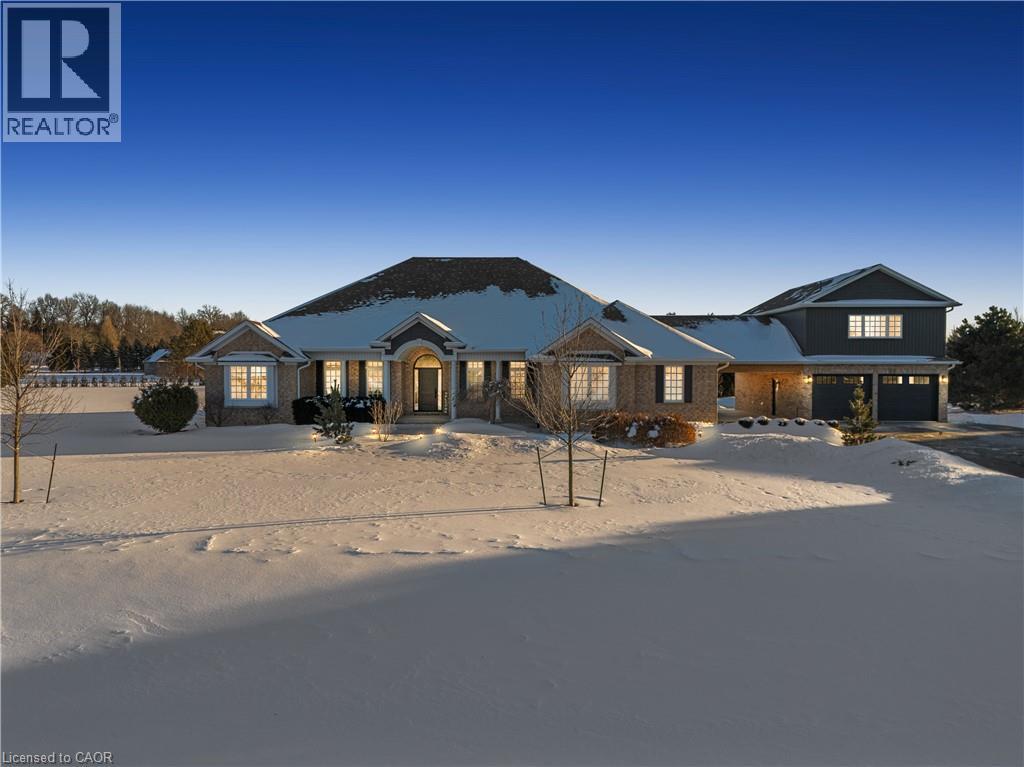 2 CLOVERLEA Crescent