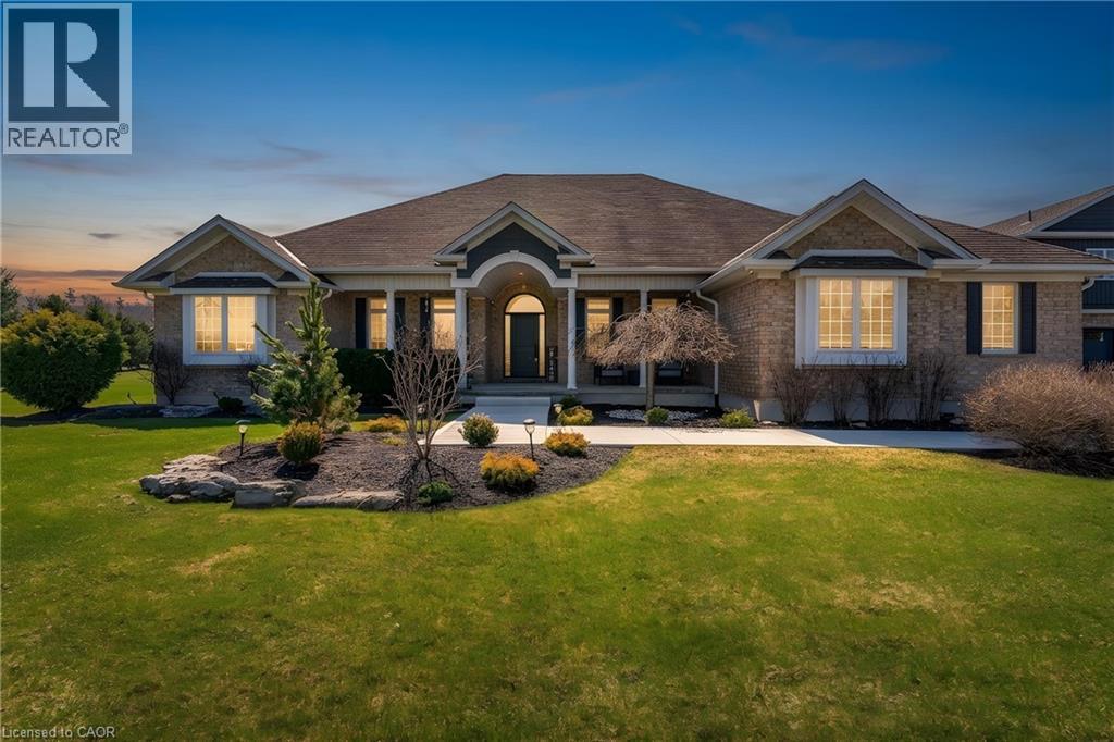 2 CLOVERLEA Crescent