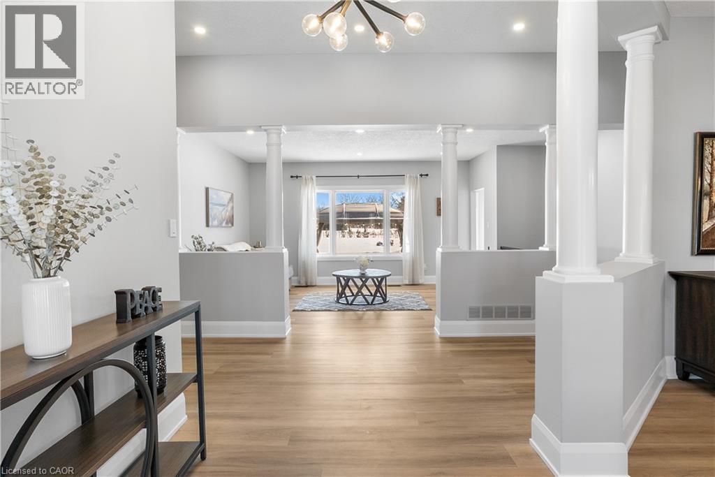 2 CLOVERLEA Crescent