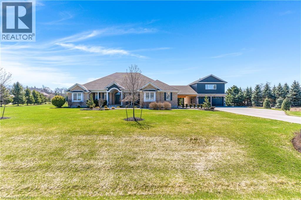 2 CLOVERLEA Crescent