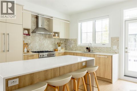 TH18 630 Gorge Rd W Saanich BC V9A1N5