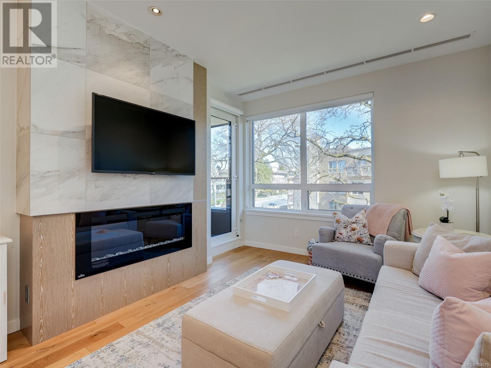 302 1201 Fort St