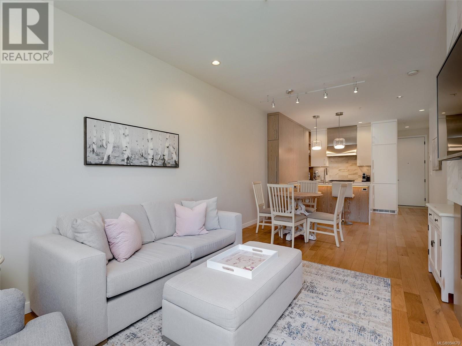 302 1201 Fort St