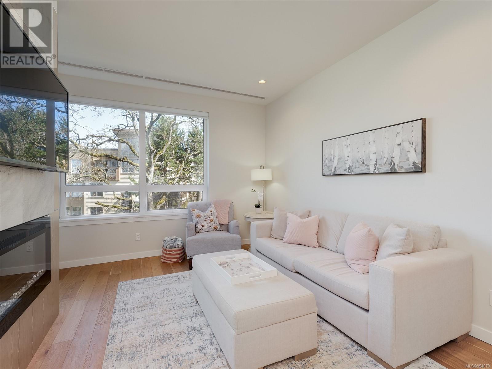 302 1201 Fort St