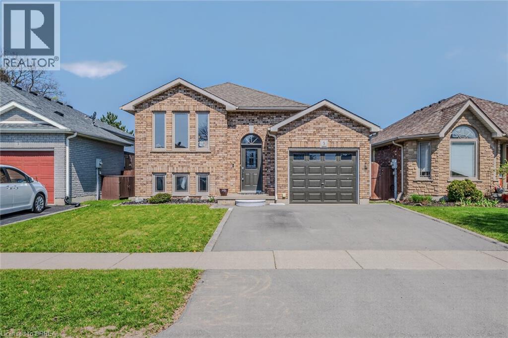 Photo 1 of 32 — 5 RICHTER Street, Brantford, ON N3T6M2