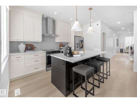 2192 MUCKLEPLUM CR SW Edmonton AB T6X3G8