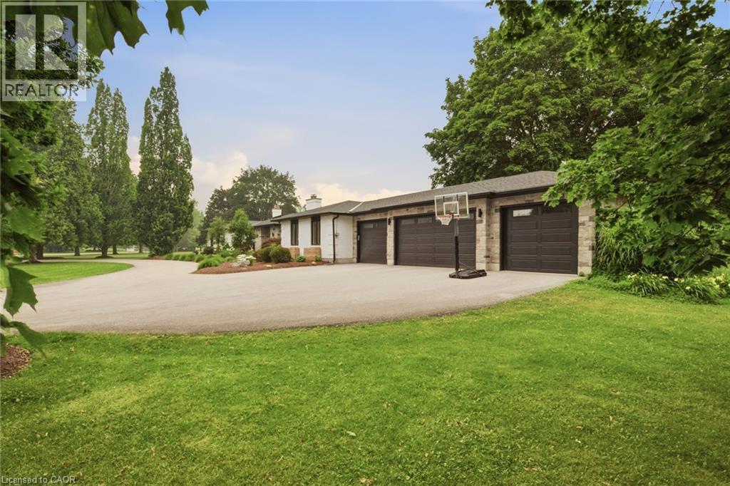 8 SQUIRE Court