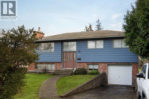 1015 Kenneth St Saanich BC V8X3J3